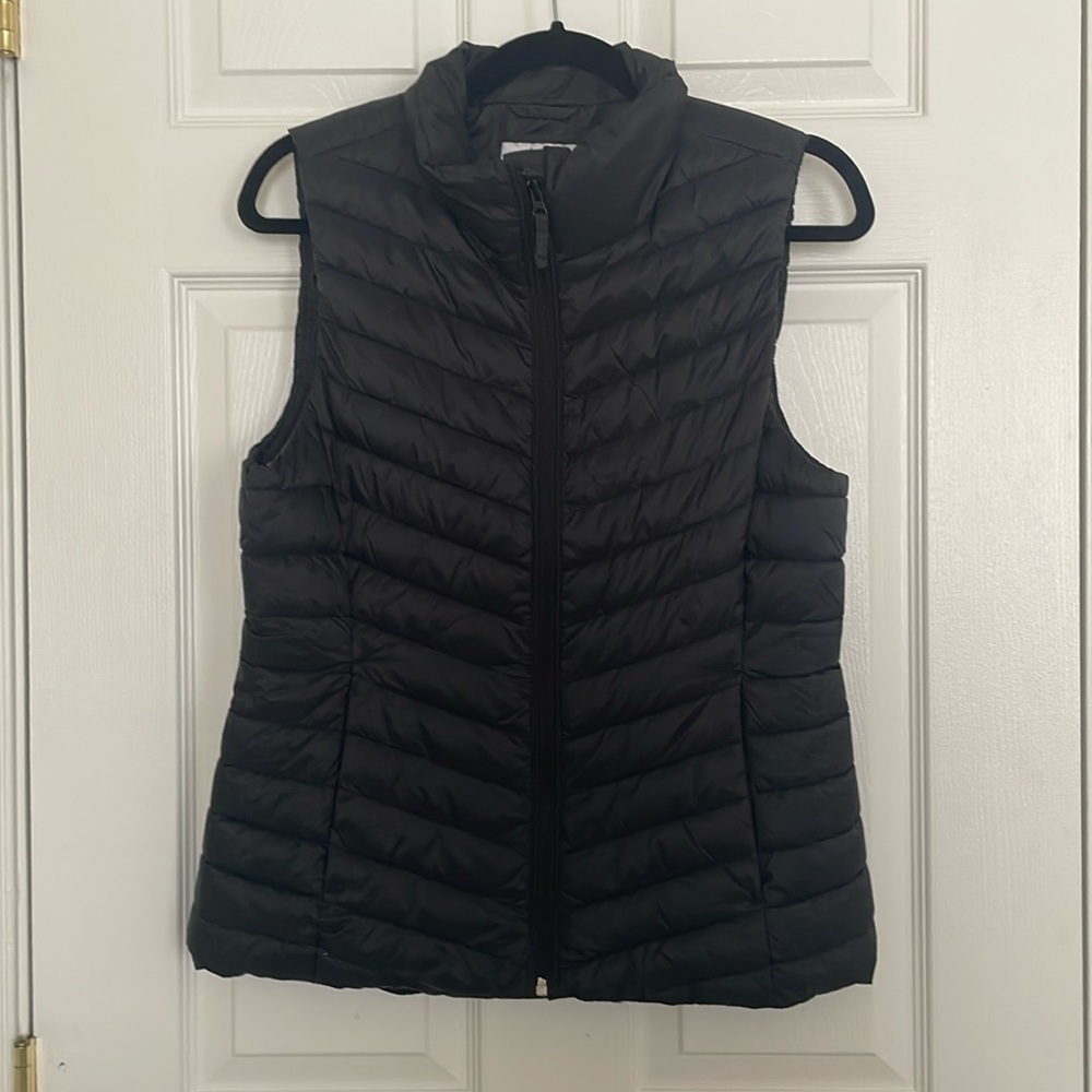EUC Small Black Old Navy Active Narrow Channel Puffer Vest